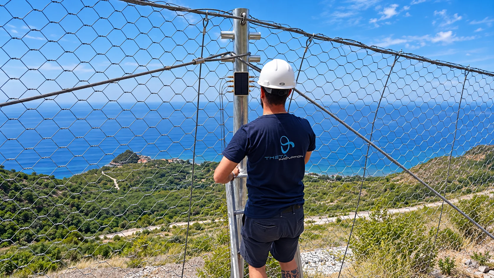 Operatore Theta Innovation durante un’installazione su una barriera paramassi a Maratea